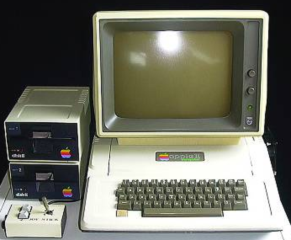 Как назывался 1 персональный компьютер. Эппл 2 компьютер. Apple II 1977. ЭВМ 4 поколения Apple 1. Эппл компьютер в 1977.