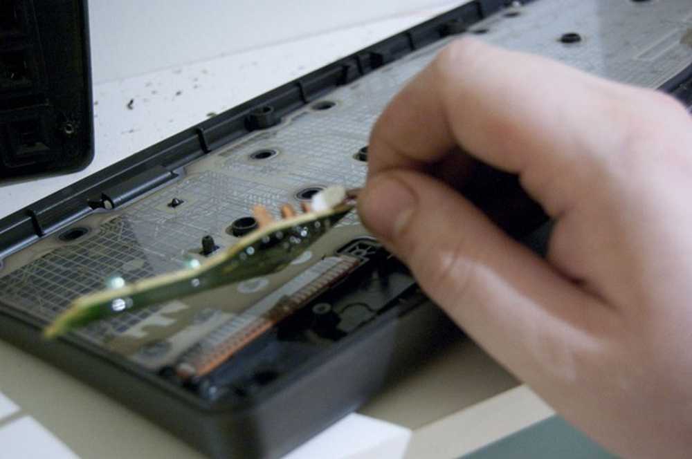 Как почистить клавиатуру в телефоне Alcatel 2010. Что делать если плата от клавиатуры грязная. Как почистить грязную пленку на телефоне с внутренней. Убрать воду из динамика андроид